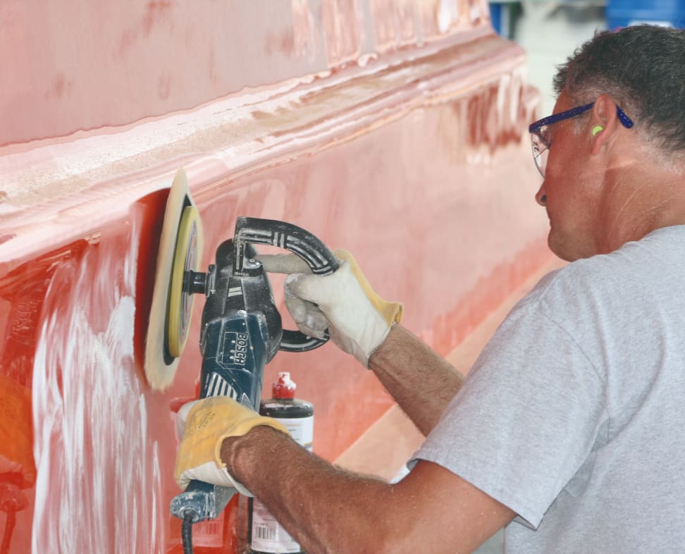 Trabajador aplicando acabado en piscina
